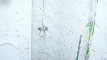 Haartrockner, Handtücher, Seife, Toilettenpapier