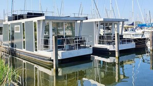 Un puerto deportivo con varias casas flotantes amarradas.