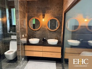 Shower, jetted bath, towels, soap - La Demeure Monochrome (Cambes)