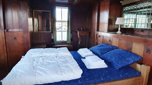A wooden room with a bed, a window, and a lamp. - Historic Houseboat Stay for 7 (Naarden)