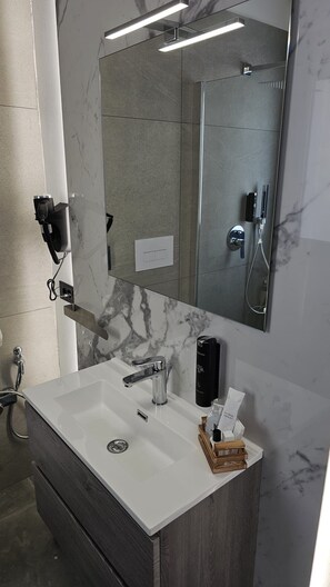 Shower, hair dryer, bidet, towels - Vrbo Property (Palermo)