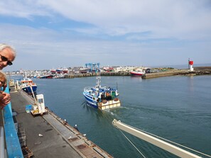 Un port avec des bateaux, un phare et une jetée.