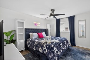 4 bedrooms, iron/ironing board, Internet, bed sheets - Captain Blu: Bring Your Boat, Gulf Access & Heated Pool with massage mattress. (Cape Coral)