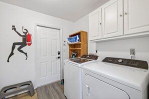 Interior - Captain Blu: Bring Your Boat, Gulf Access & Heated Pool with massage mattress. (Cape Coral)