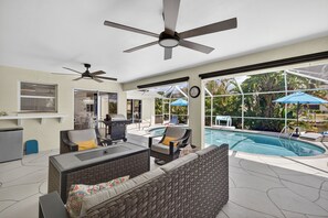 Pool - Captain Blu: Bring Your Boat, Gulf Access & Heated Pool with massage mattress. (Cape Coral)