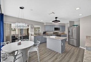 Private kitchen - Captain Blu: Bring Your Boat, Gulf Access & Heated Pool with massage mattress. (Cape Coral)