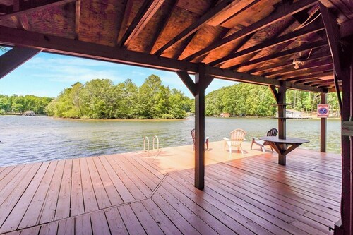 Wallers Lakefront Retreat with Beach/Hot tub/Dock and Dog Friendly