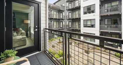 2BR 2BA Pacific Pine Retreat – Capitol Hill