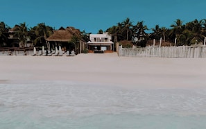 Sulla spiaggia, lettini da mare