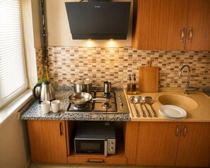 Geladeira, micro-ondas, cooktop, talheres/pratos/utensílios de cozinha