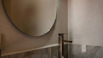 Habitación Confort, vista al patio | Baño | Toallas, jabón, shampoo