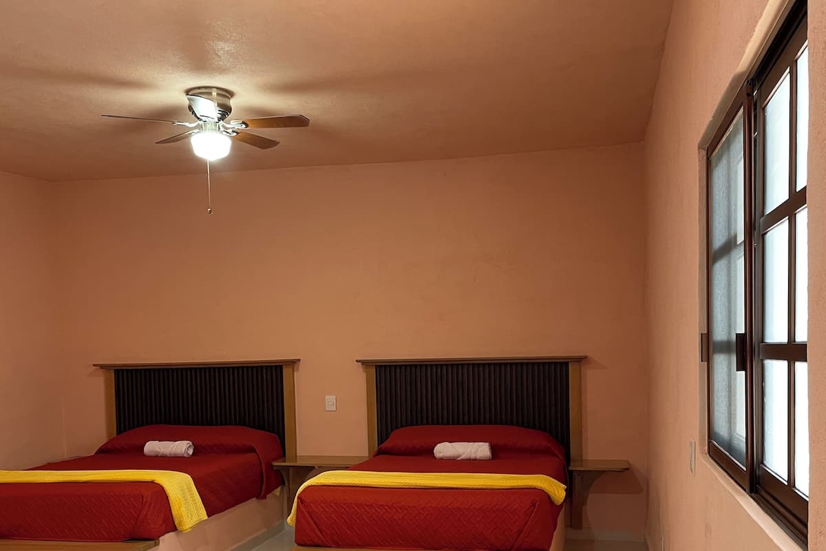 Habitación Confort con 2 camas individuales, vista al patio | Escritorio, espacio para trabajar con laptop y wifi gratis