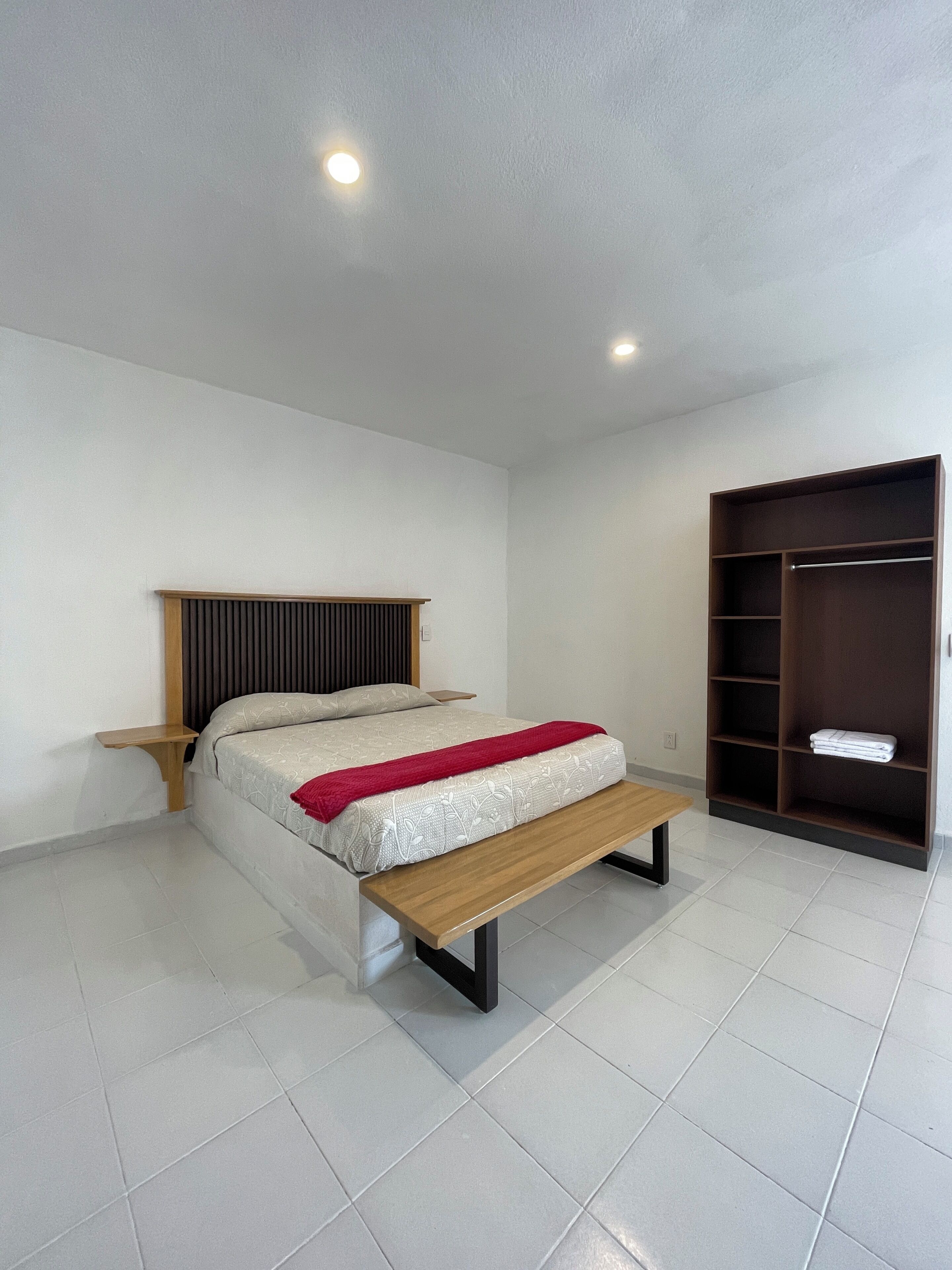 Habitación Confort, 1 cama Queen size, baño en la habitación, vista al patio | Escritorio, espacio para trabajar con laptop y wifi gratis 