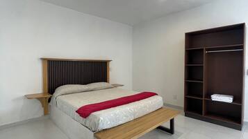 Habitación Confort, 1 cama Queen size, baño en la habitación, vista al patio | Escritorio, espacio para trabajar con laptop y wifi gratis