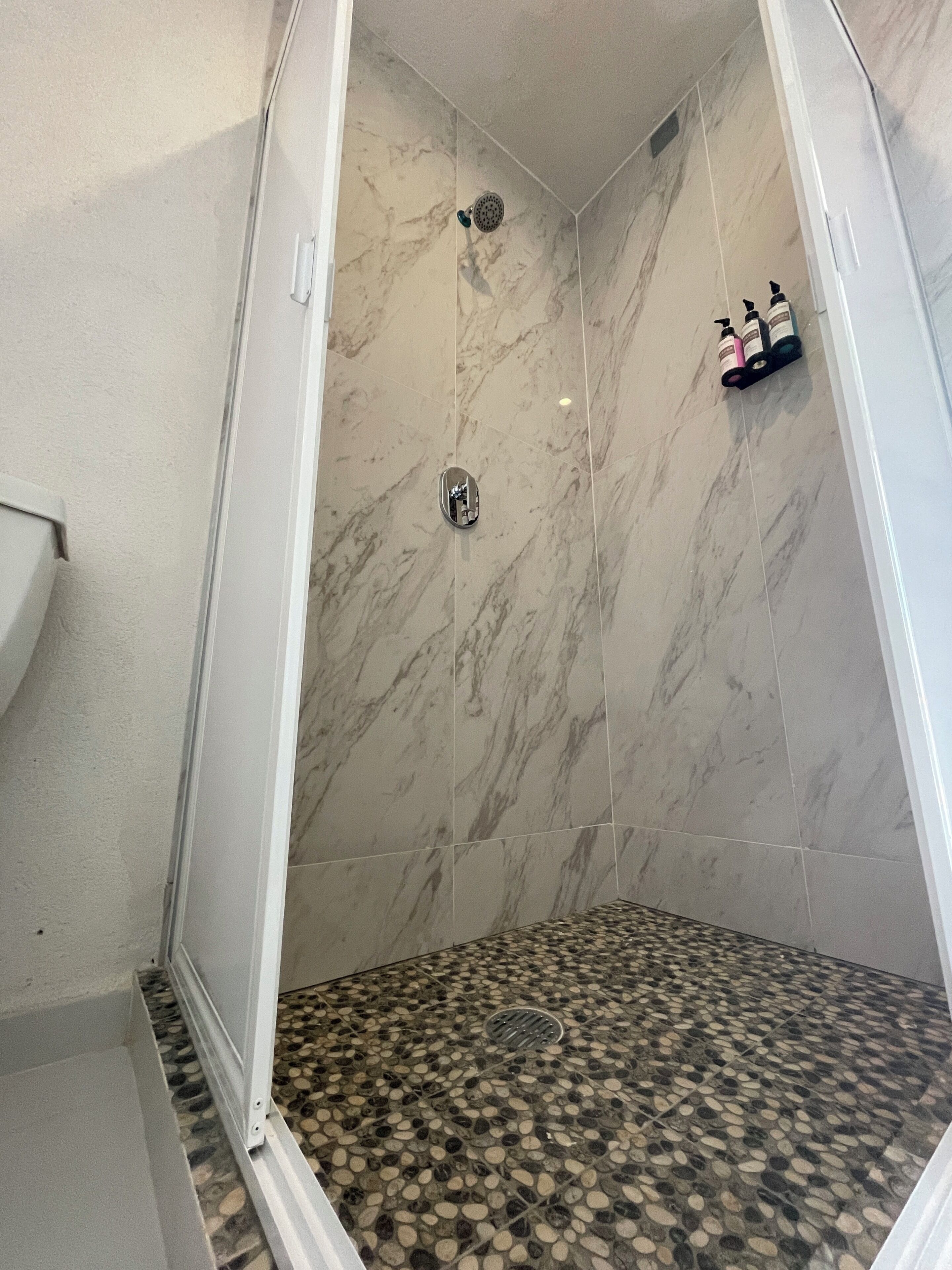 Habitación Confort, 1 cama individual grande, baño en la habitación, vista al patio | Baño | Tina y regadera independientes, jabón, shampoo, papel de baño 