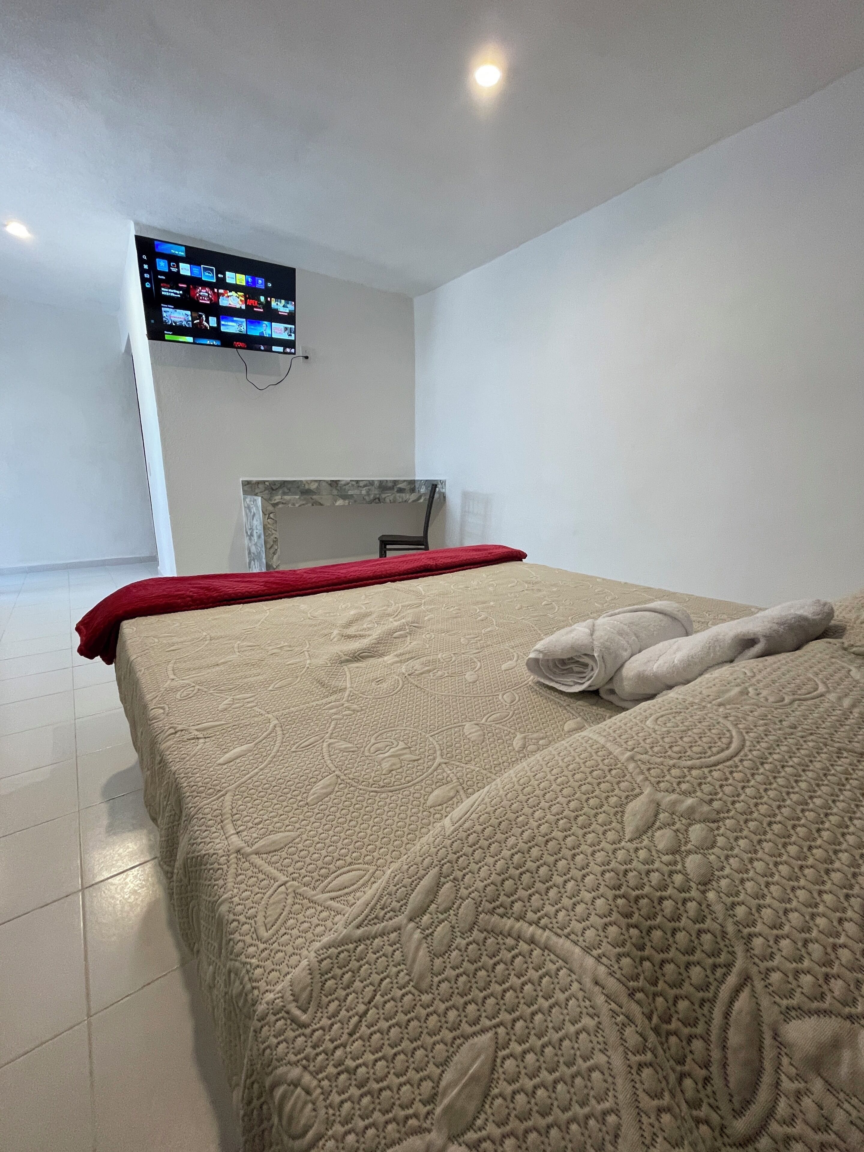 Habitación Confort, 1 cama individual grande, baño en la habitación, vista al patio | Escritorio, espacio para trabajar con laptop y wifi gratis 