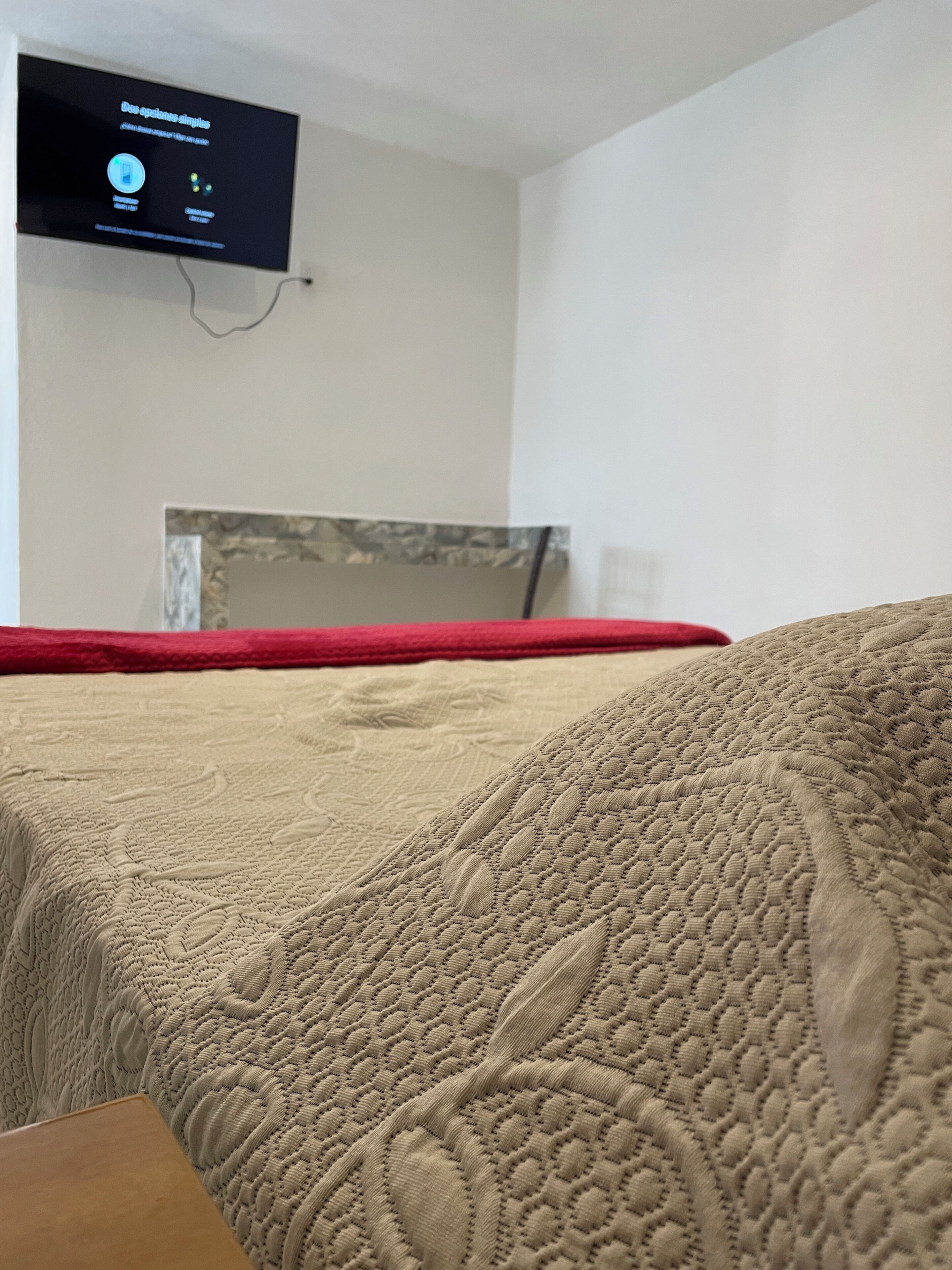 Habitación Confort, vista al patio | Espacio para trabajar con laptop y wifi gratis 