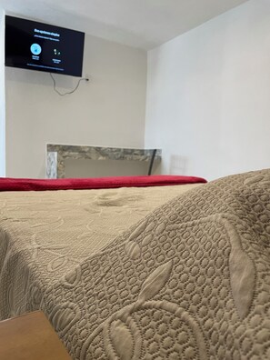 Quarto conforto, vista para o pátio | Espaço de trabalho para notebook, Wi-Fi de cortesia