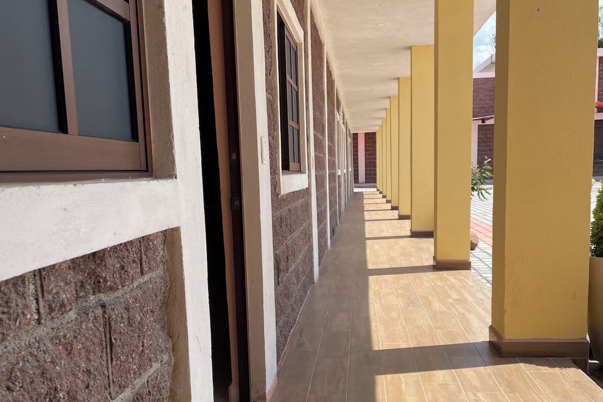 Habitación Confort, 1 cama Queen size, baño en la habitación, vista al patio | Escritorio, espacio para trabajar con laptop y wifi gratis