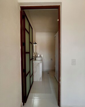 Quarto conforto, vista para o pátio | Banheiro | Toalhas de banho, sabonete, shampoo 