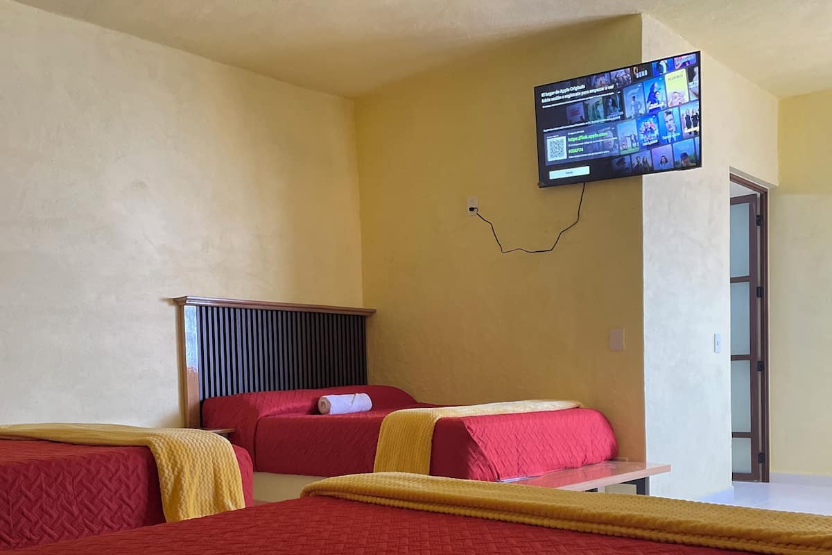 Habitación Confort, dormitorio mixto, para no fumadores, baño en la habitación | Escritorio, espacio para trabajar con laptop y wifi gratis