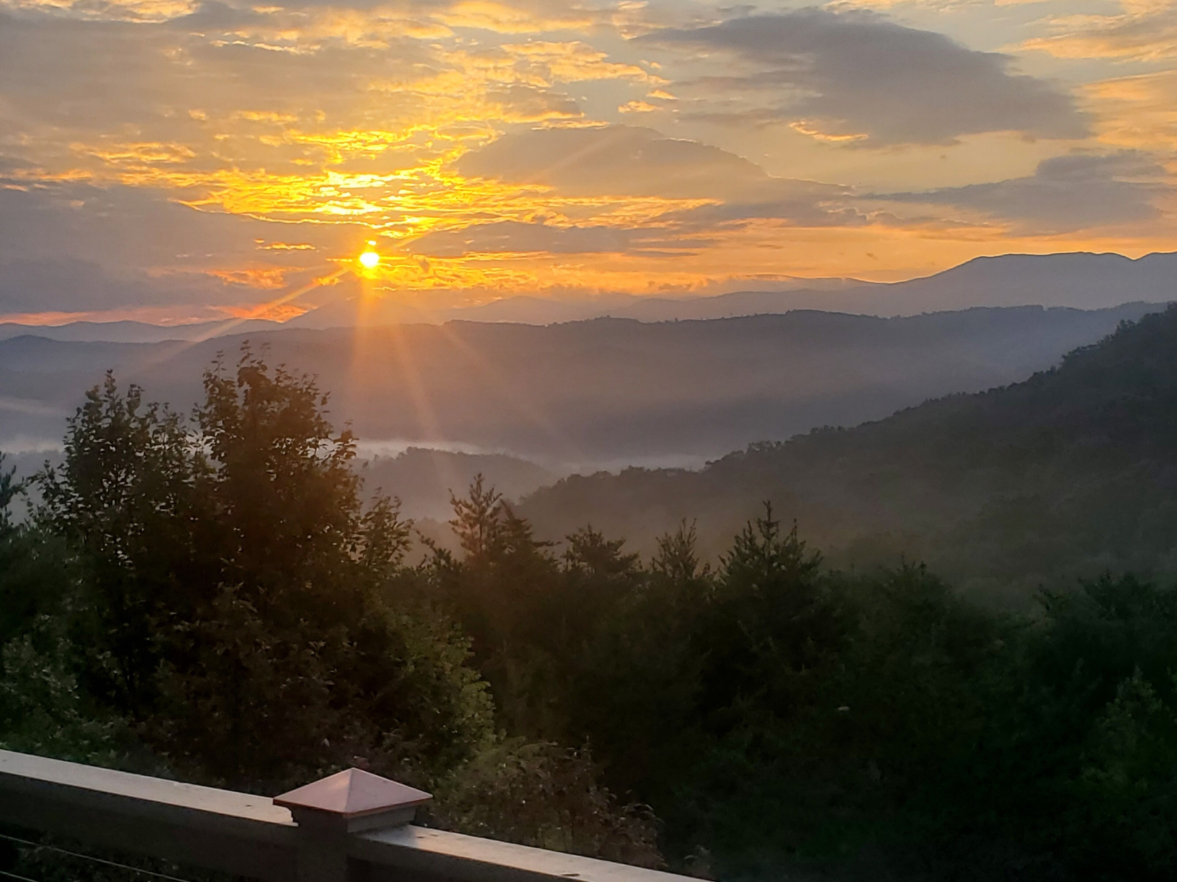 L'alba su un paesaggio montuoso con cielo sereno.