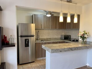 Refrigerador, microondas, horno, placa de cocina