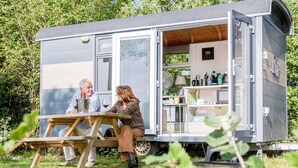 Una casa móvil con comedor y cocina.