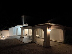 A covered outdoor patio area with a seating arrangement and a lamp post. - Villa with pool (Saint-Jean-de-Cuculles)