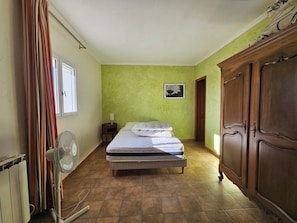 3 chambres, fer et planche à repasser, Wi-Fi gratuit, draps fournis