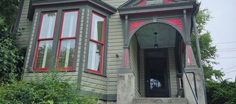 Beautiful Historic 2-bedroom house with AC in charming Atchison, near college