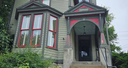 Beautiful Historic 2-bedroom house with AC in charming Atchison, near college