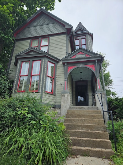 Beautiful Historic 2-bedroom house with AC in charming Atchison, near college