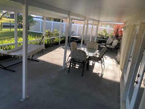 Outdoor dining - Sunsets & Smiles Gorgeous 3 Bedroom/2 Bathroom Canal-front home, bring your boat (Port Charlotte)