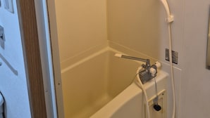 Ein Badezimmer mit Badewanne, Dusche und Toilette.