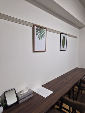 Room | Business center - HK House (Osaka)