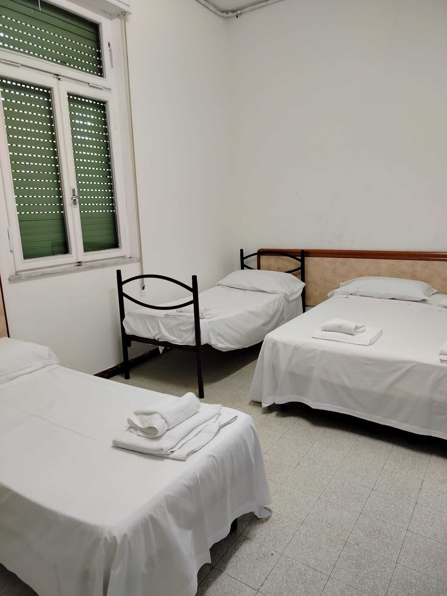 Habitación cuádruple estándar | Escritorio