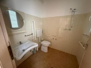 Un bany amb un rentapans, vàter i plat de dutxa.