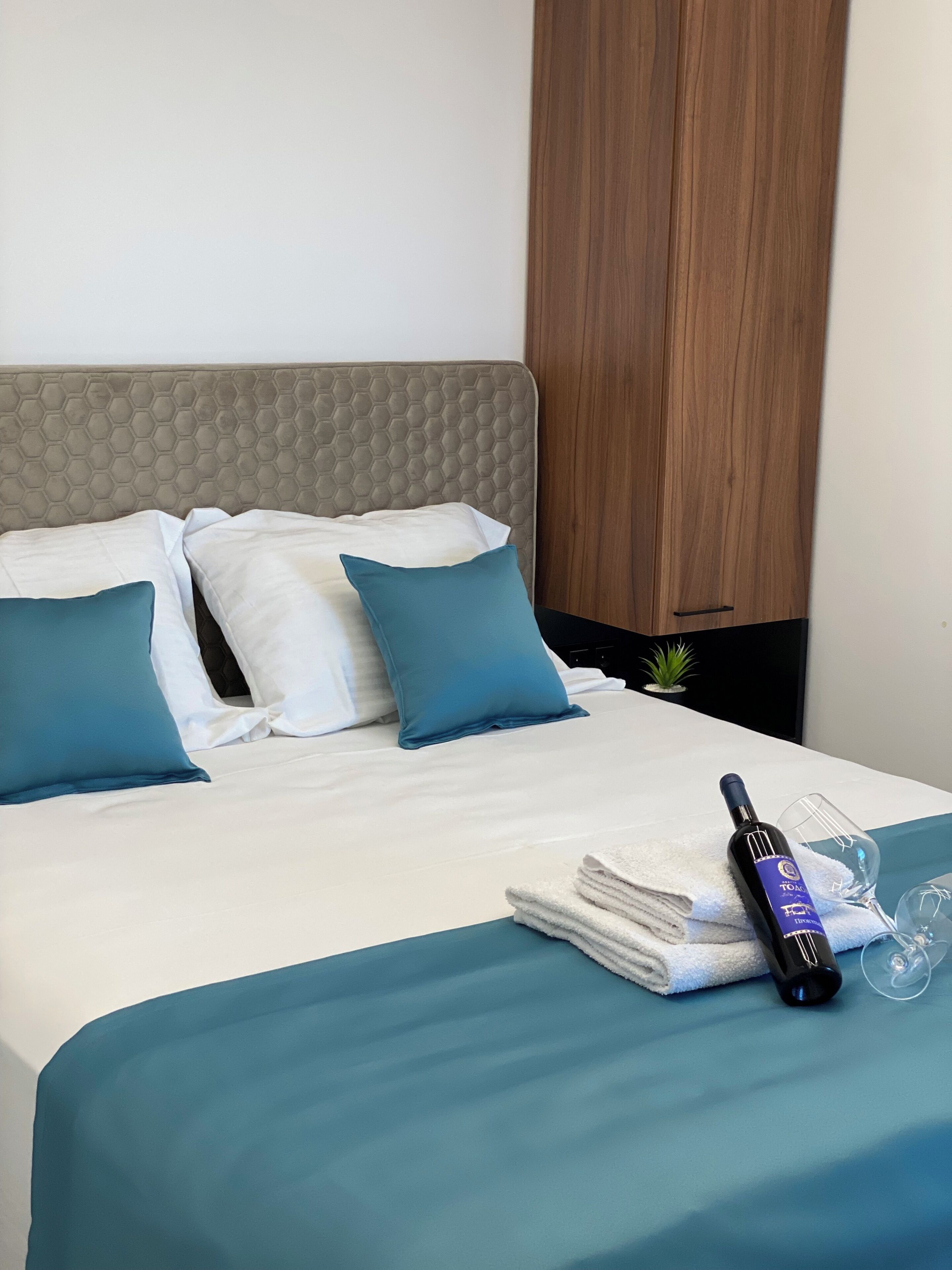 Verdunkelungsvorhänge, schallisolierte Zimmer, Bügeleisen/Bügelbrett