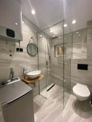 Căn hộ Cao cấp, quang cảnh biển | Phòng tắm | Buồng tắm vòi sen, đồ dùng nhà tắm miễn phí, máy sấy tóc, khăn tắm 