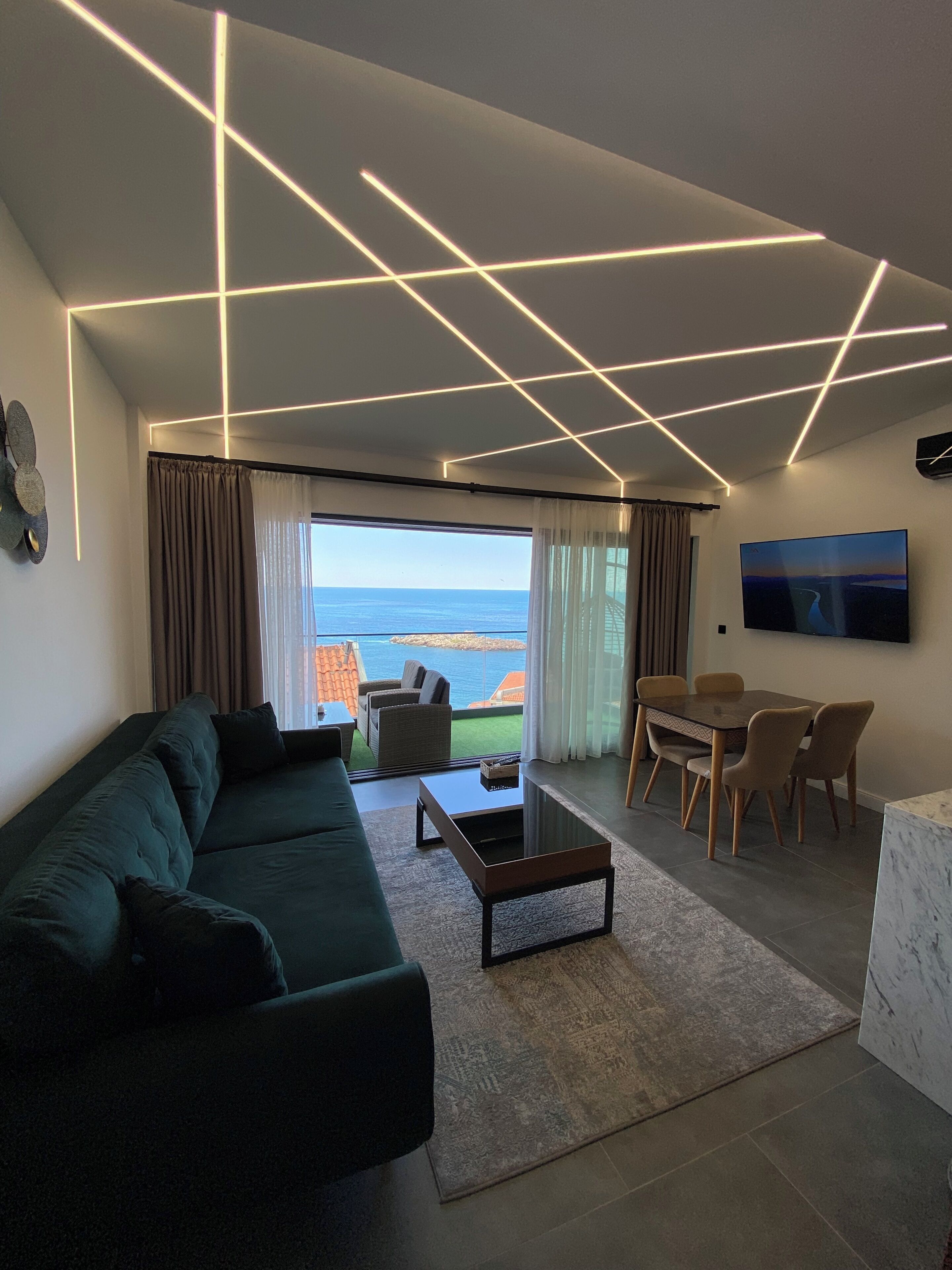 Deluxe Apartment, Sea View | Living area