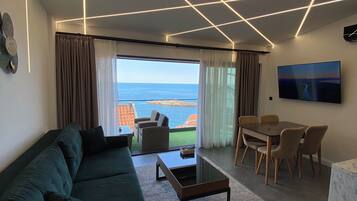 Deluxe Apartment, Sea View | Living area