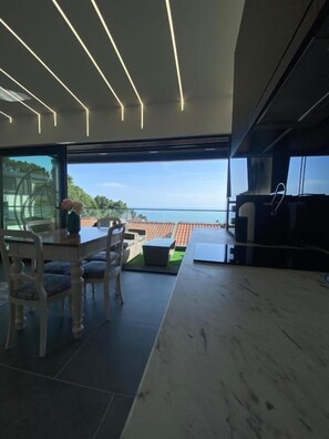 Apartamento superluxo, vista para o mar | Área de estar