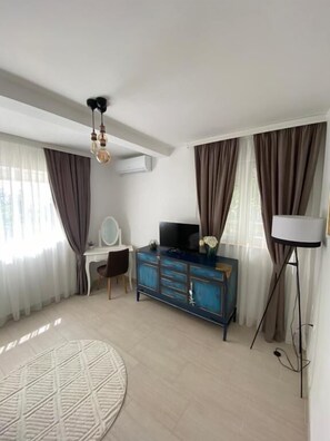 Apartamento família, vista parcial para o mar | Cortinas blackout, quartos à prova de som, ferros/tábuas de passar roupa
