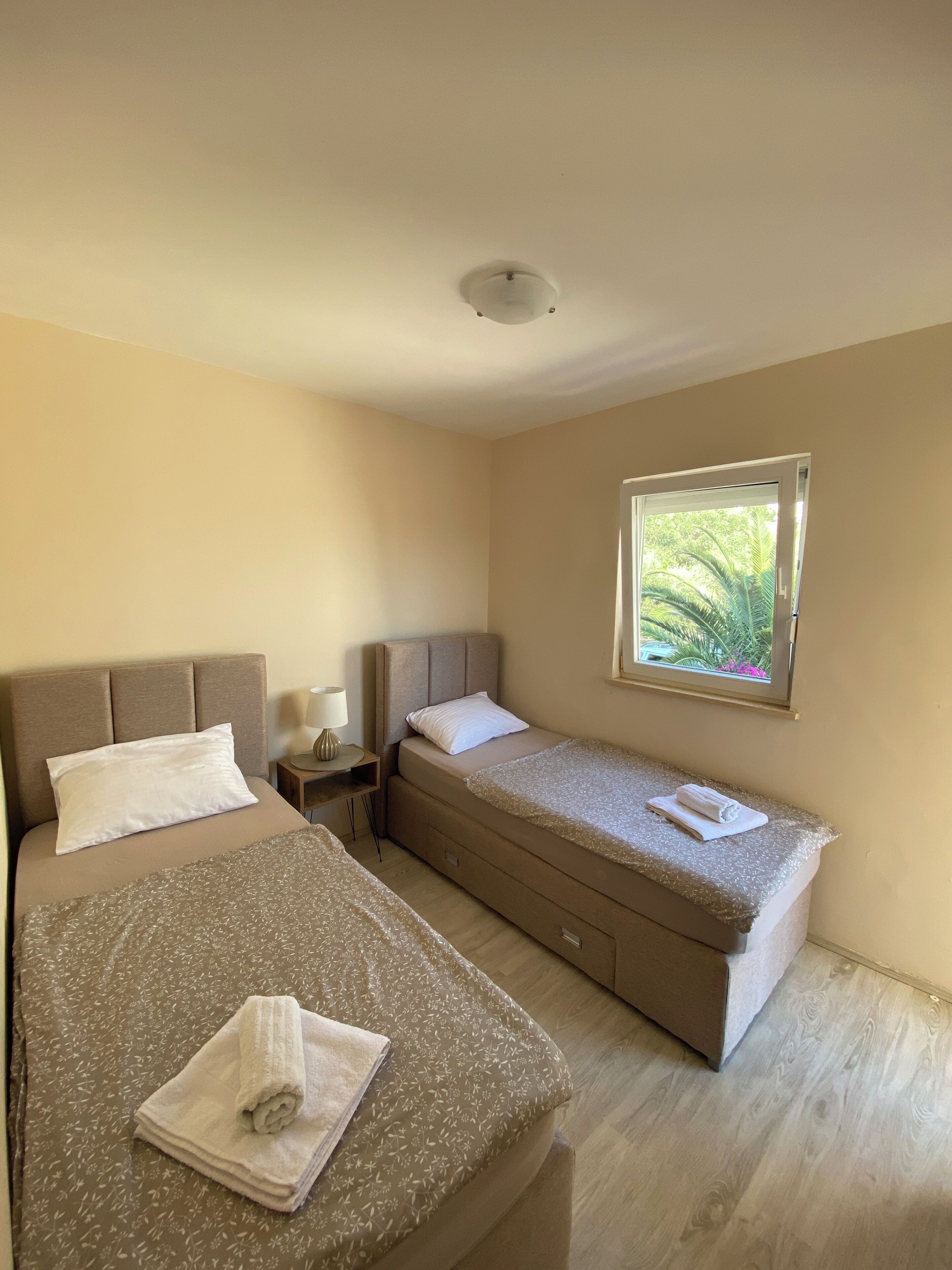 Appartement luxueux, vue sur la mer | Literie hypoallergénique, lit avec matelas en mousse à mémoire