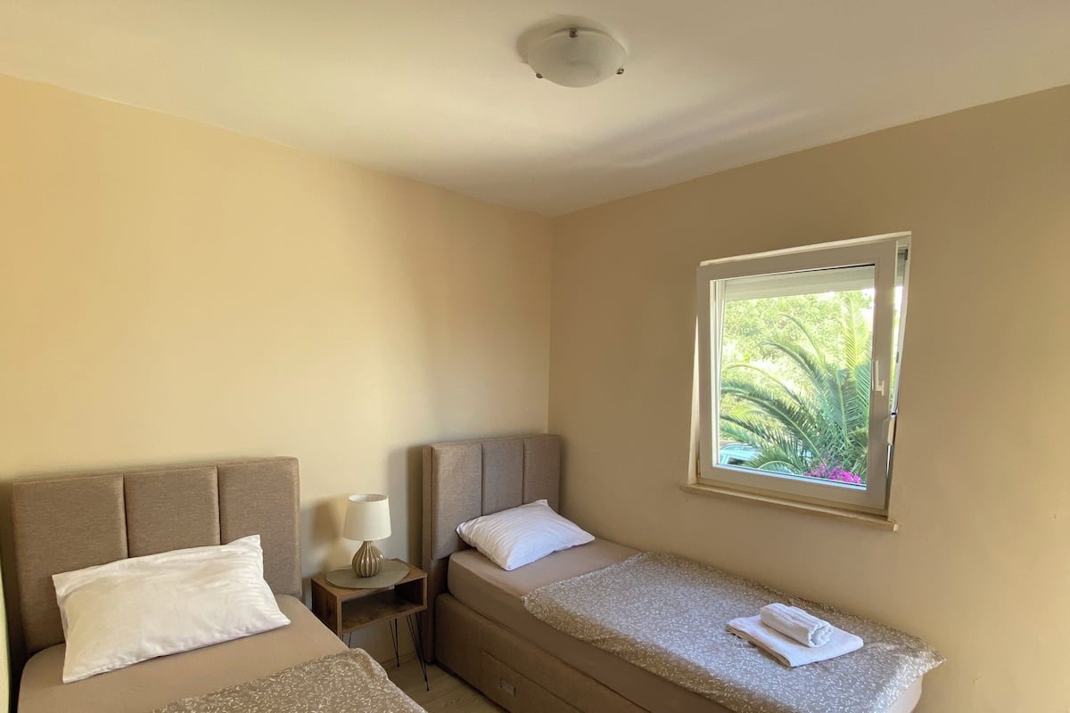 Apartamento de lujo, vistas al mar | Ropa de cama hipoalergénica, colchones viscoelásticos, escritorio