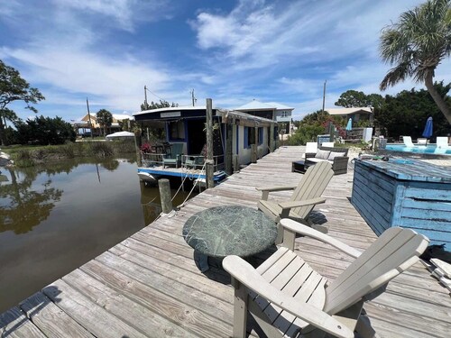 Beautiful/Cozy/Romantic St. George Island Houseboat w/Giant Saltwater Pool & Spa