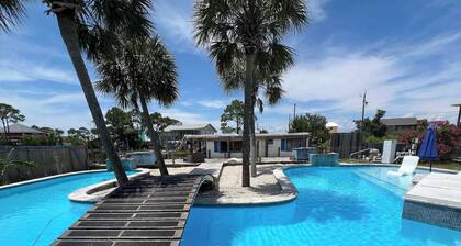 Beautiful/Cozy/Romantic St. George Island Houseboat w/Giant Saltwater Pool & Spa