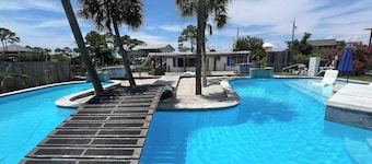Beautiful/Cozy/Romantic St. George Island Houseboat w/Giant Saltwater Pool & Spa