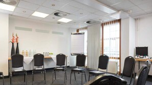 A conference room with a whiteboard, projector, and a table with chairs. - 2 Person Holiday Park Home in Brauschweig (Braunschweig)